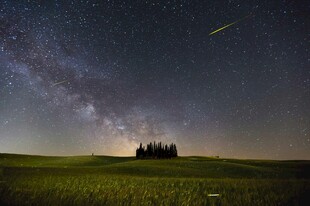 草原上的璀璨星空与流星