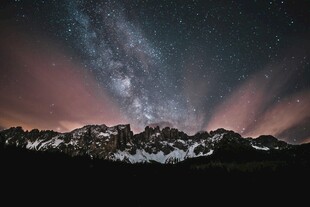 星空下的壮丽雪山景观