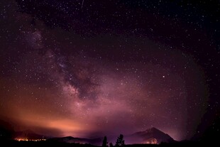 梦幻星空下的壮丽夜景
