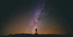 星空下的孤独身影