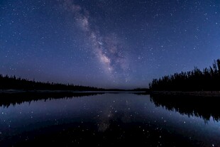 静谧湖畔星空倒影美景