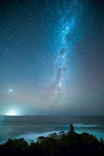 夜空下的璀璨星河与海岸线