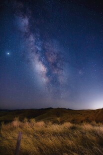 星空下的旷野美景