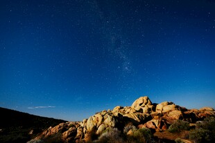 星空下的嶙峋岩石