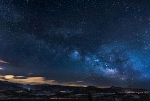 璀璨星空下的壮丽夜景
