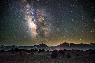 壮丽星空下的山脉夜景