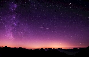 梦幻星空下的壮丽天际线