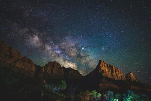 星空下的壮丽山峦