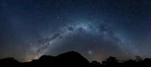 夜空下的壮丽山峦与星河