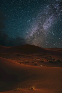 沙漠星空下的梦幻美景