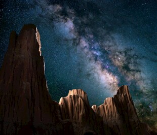 星空下的壮丽岩石景观