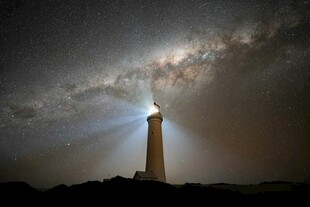 夜空下的灯塔