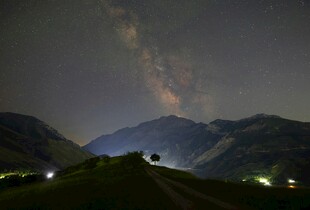 山间夜路星空美景