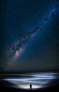 海边星空下的孤独身影