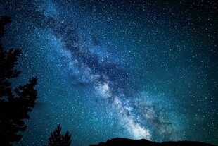璀璨星空下的静谧景象