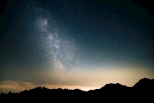 星空下的山峦壮丽夜景