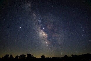 璀璨星空下的静谧夜景