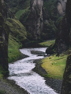 山间蜿蜒溪流与翠绿景致