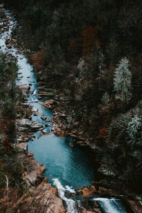 山间溪流美景