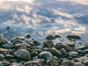 海边鹅卵石景观