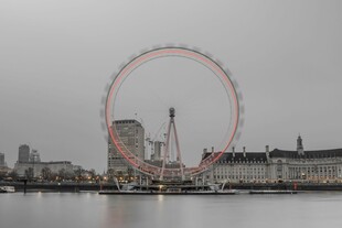 河畔摩天轮与城市建筑景观