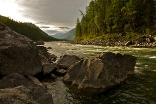 山间河流旁的嶙峋巨石