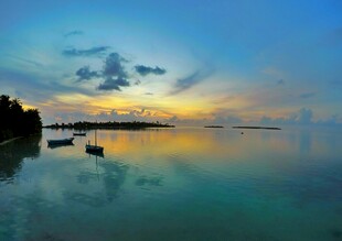 美丽海滨日落静谧景象