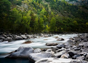 山间溪流潺潺过石景