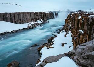 冰雪覆盖的壮丽河流景观