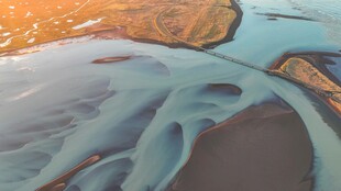 蓝色河流与周边地貌景观