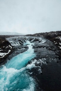 冰岛蓝绿色湍急河流景观