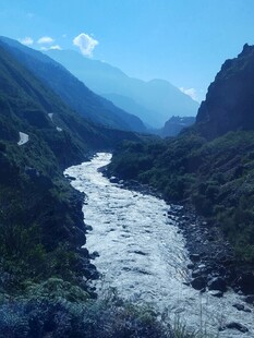 山间蜿蜒河流壮丽风光