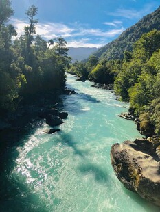 清澈河流与两岸葱郁山林