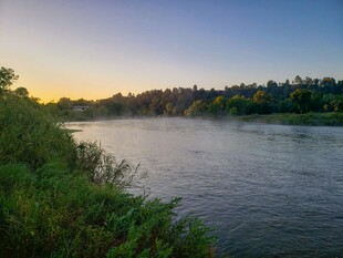 河畔晨曦美景