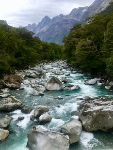 山间清澈溪流与巍峨山峦