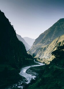 山间蜿蜒河流壮丽风光