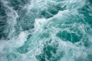 汹涌澎湃的蓝绿色海浪
