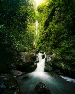 山间溪流瀑布的自然美景