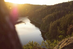 夕阳下的静谧湖景山林