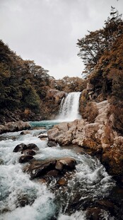 山间瀑布湍急溪流美景