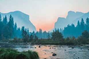 日出山谷间的静谧美景