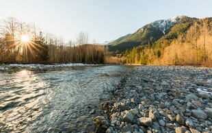 夕阳下的山间溪流美景