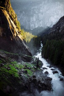 山间溪流的静谧自然景致