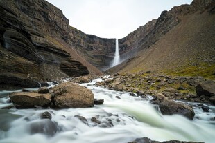 山间瀑布下湍急溪流景观