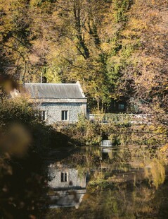 湖畔小屋映秋色
