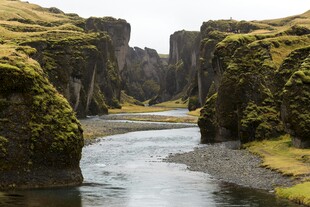 峡谷溪流间的自然美景