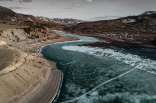蜿蜒公路旁的壮阔蓝色水域