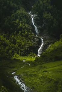 山间飞瀑下的翠绿景致