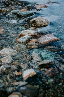 清澈水边的嶙峋石块