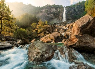 山间飞瀑与湍急溪流美景